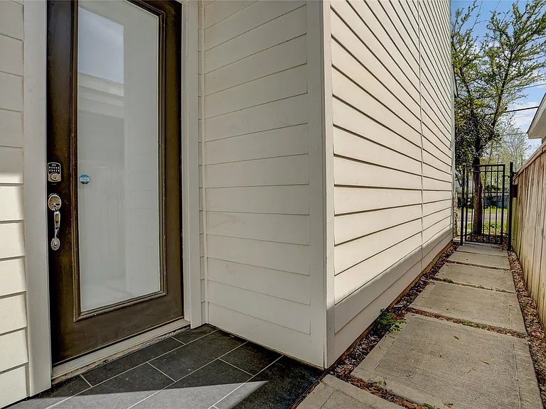 2413 Chapman St — Photo 3
