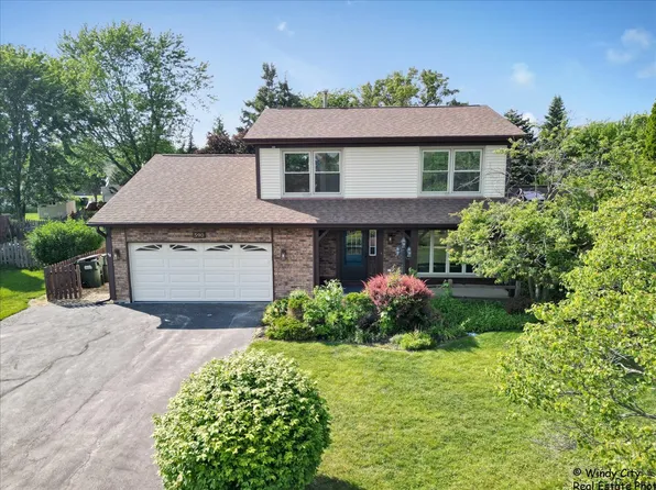 590 Woodcrest Ct, Carol Stream, IL 60188