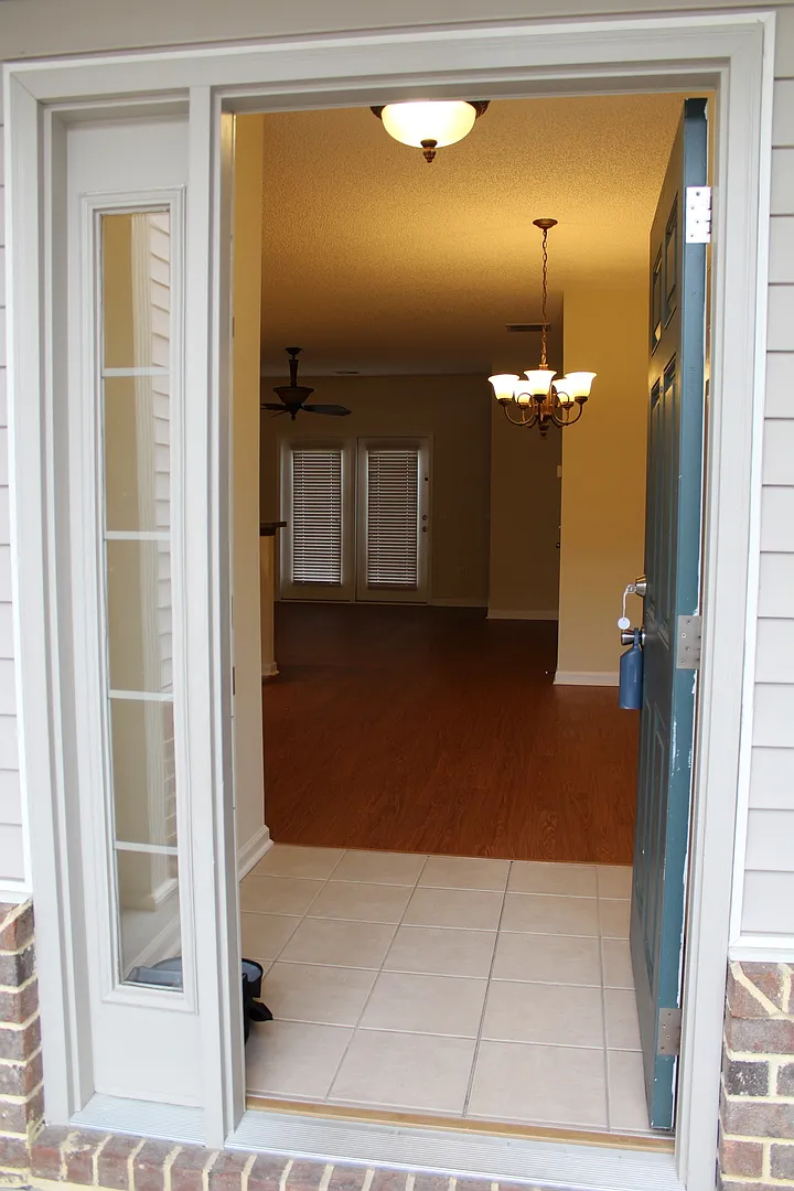 Like New town home centrally located to Ft. Stewart, HAAF,and Savannah — Photo 3
