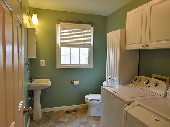 1/2 Bath w/ Laundry Hookup