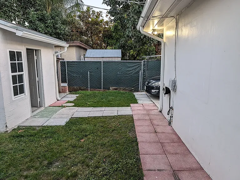 1037 SW 76th Ave — Photo 17
