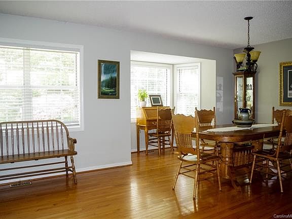 5th image of 421 Hunters Glen Ln