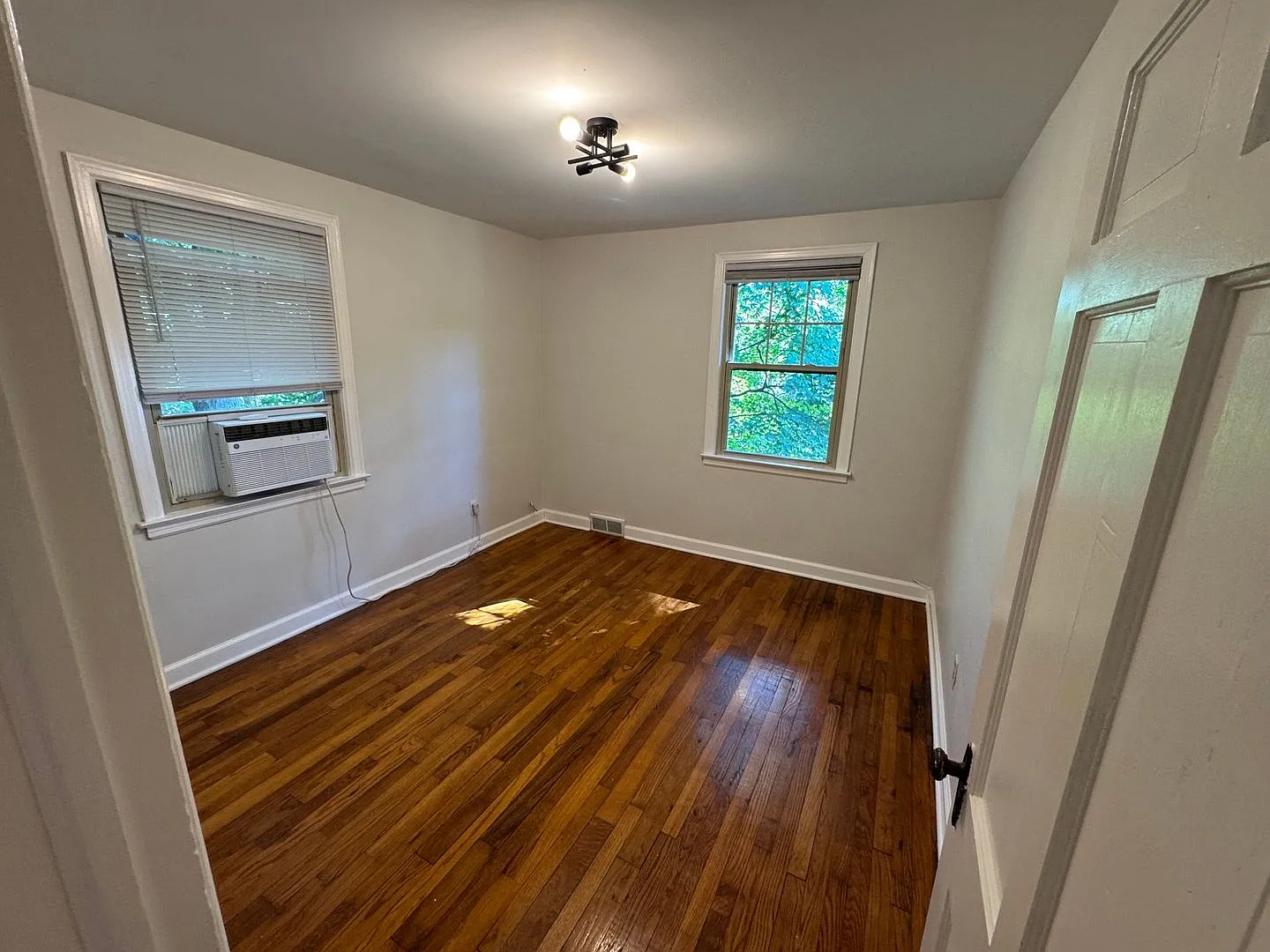 2734 Indianola Ave. — Photo 3