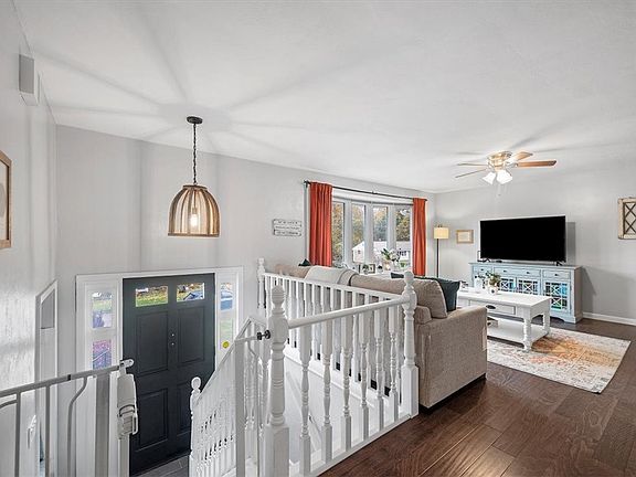 3rd image of 802 Redstone Dr