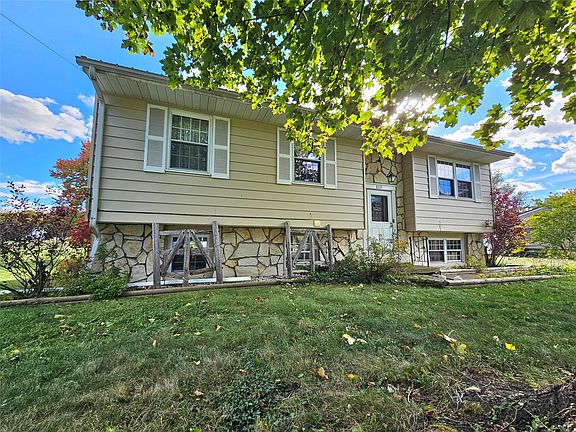 2nd image of 809 Lura Rd