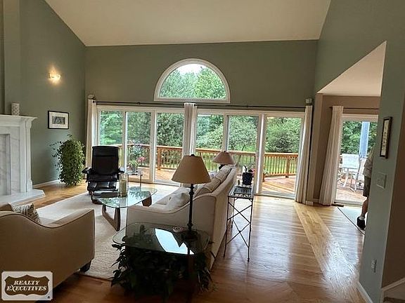 5th image of 330 Brook Dr