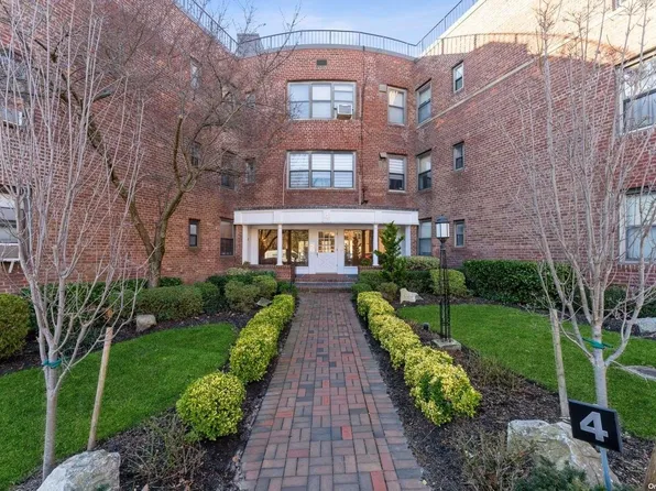 4 Town House Place #2E, Great Neck, NY 11021