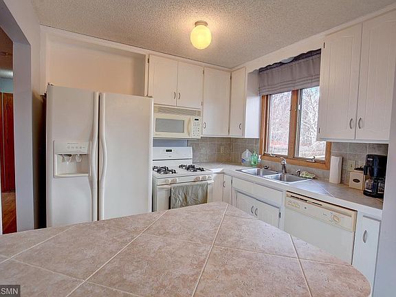 5th image of 560 Arrowhead Dr