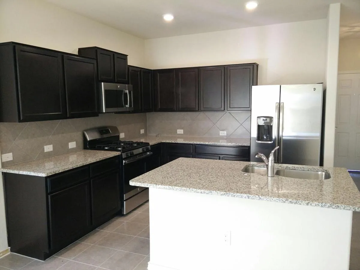 4 bed, 2.5 bath, 2385 sqft, $2,499 — Photo 2