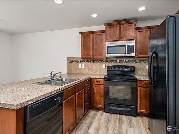 5th image of 2407 193rd St E