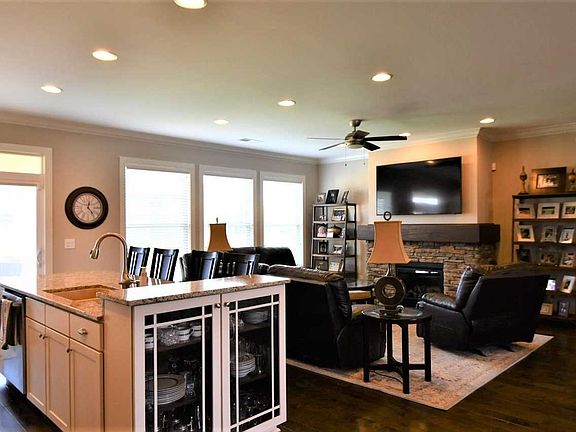 3rd image of 3333 Pomona Dr