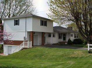 1215 Country Club Rd, Oak Hill, WV 25901