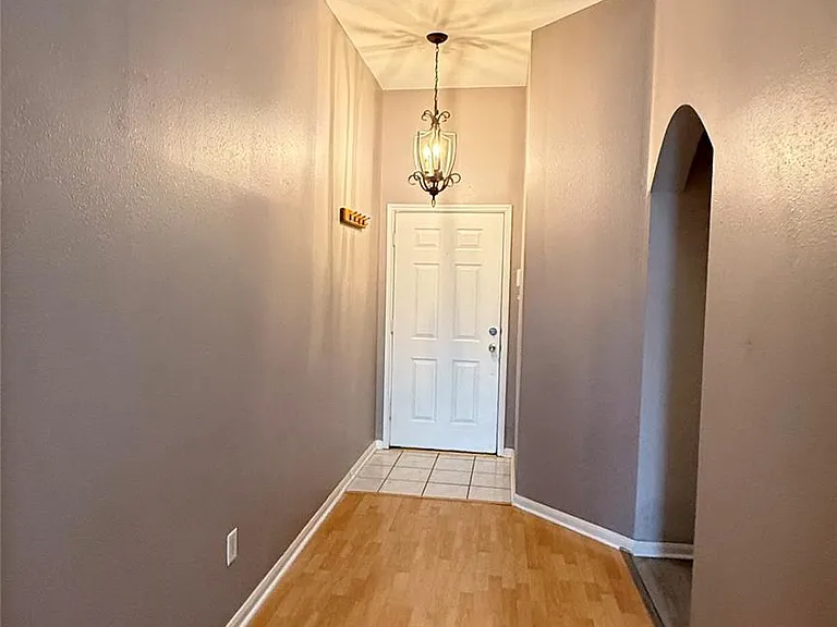 4919 Lochman Ln — Photo 3