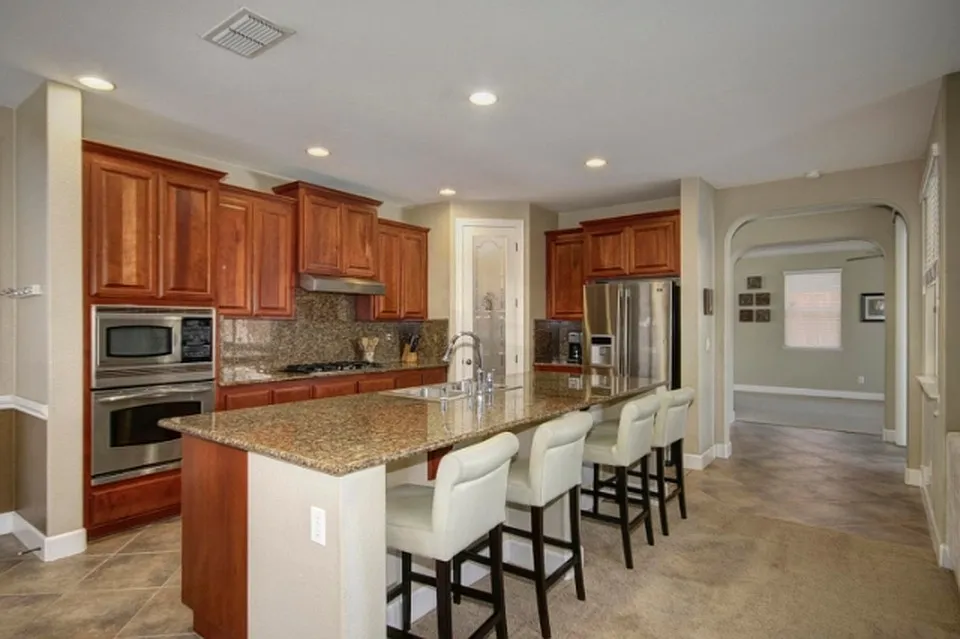 821 Bluestone Cir — Photo 4