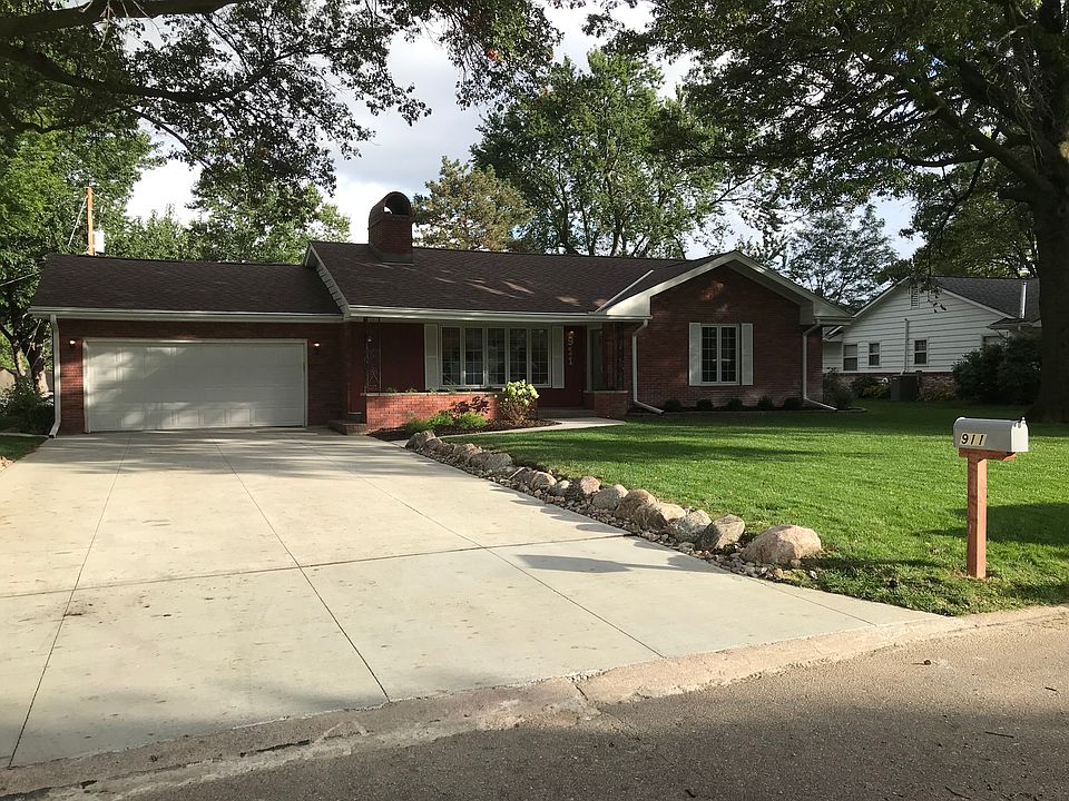 1st image of 911 S 218th St