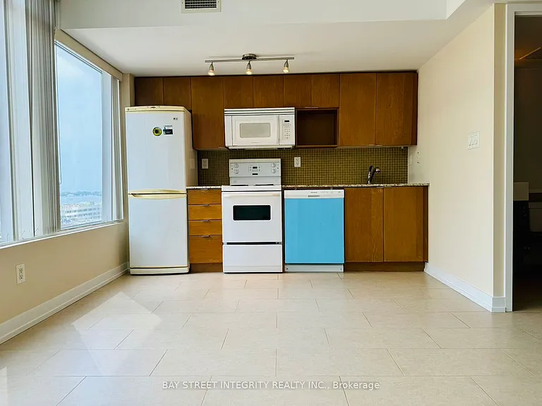15 Brunel Ct #812 — Photo 2