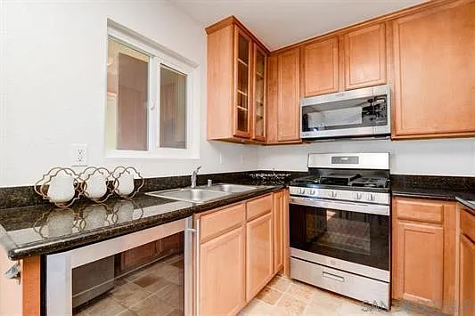 2 bed, 819 sqft, $2,550 — Photo 2
