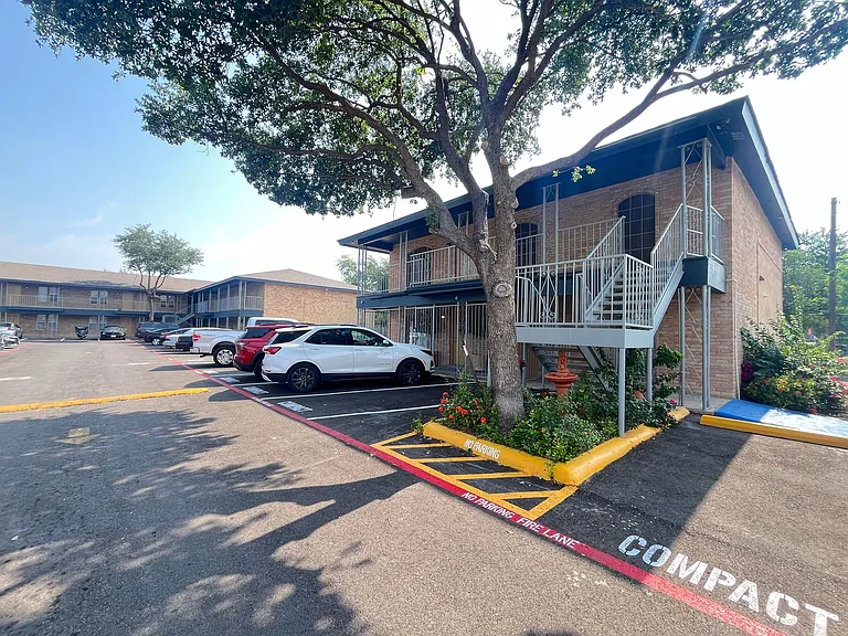 Town Oaks Apartments — Photo 9