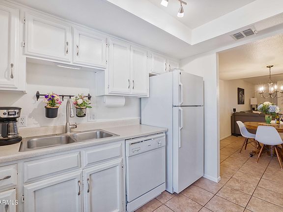 4th image of 1927 E HAMPTON Avenue #248