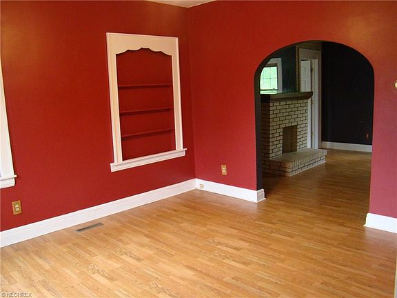 3rd image of 900 Lakeview Dr
