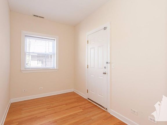 3rd image of 3244 N Clifton Ave #1124