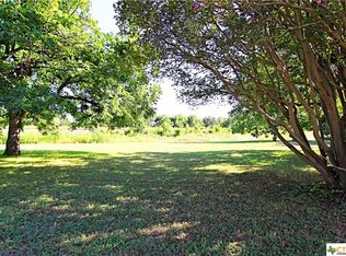 612 E 4th St, Cameron, TX 76520