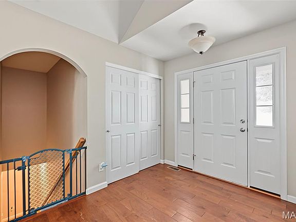 3rd image of 521 Sceptre Rd