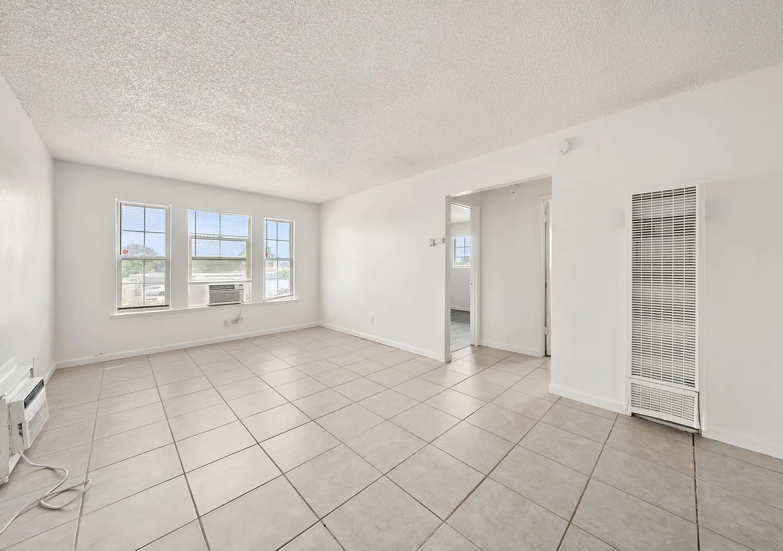 Newly renovated 2 bedroom 1 bath unit in Rio Linda — Photo 4