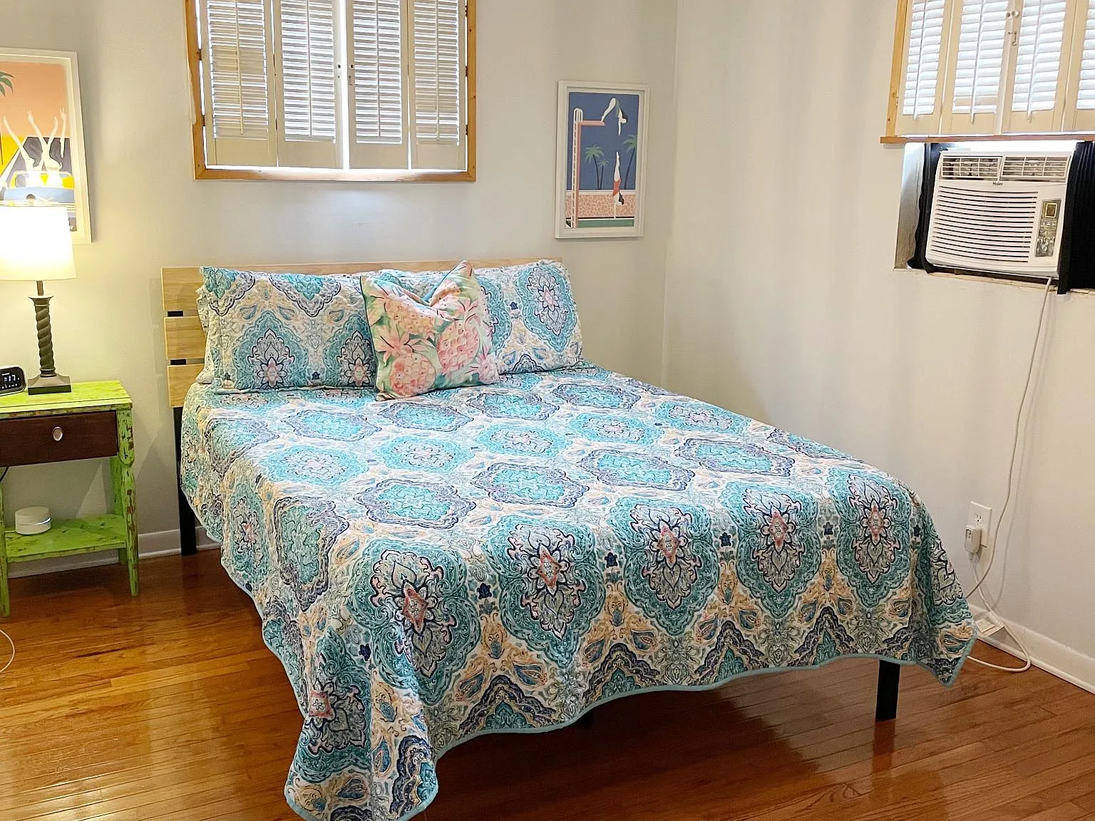 Bedroom with queen sized bed
