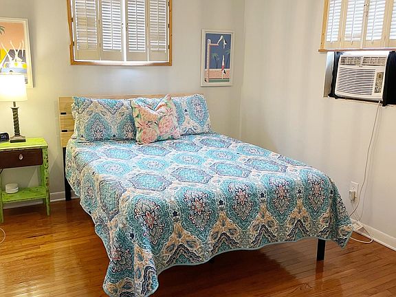 Bedroom with queen sized bed