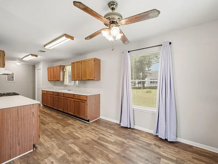 1017 Lions Park Dr — Photo 13