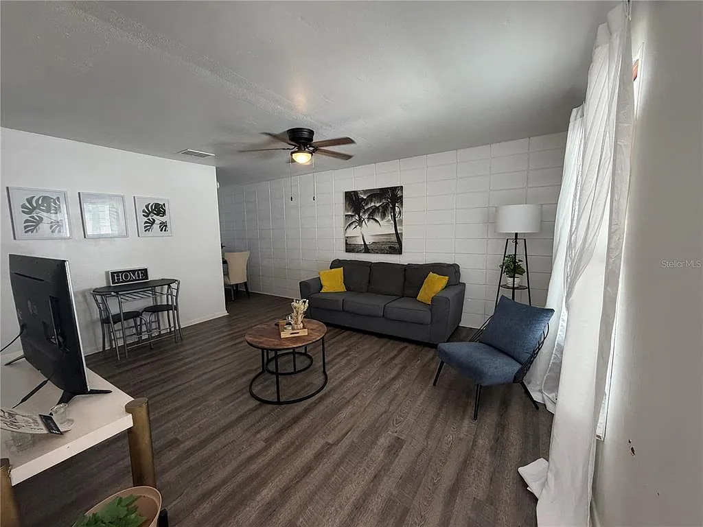 2 bed, 1.0 bath, 1704 sqft, $1,800 — Photo 2