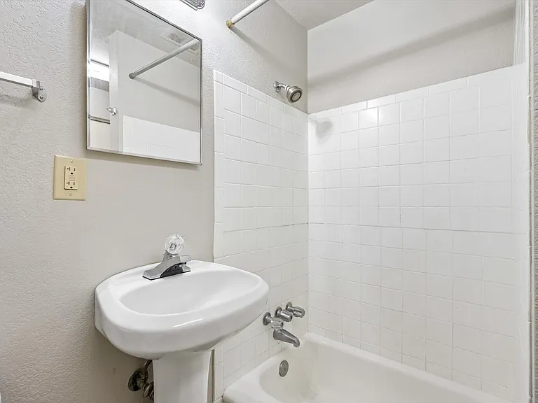 Kimberly Apartments — Photo 22