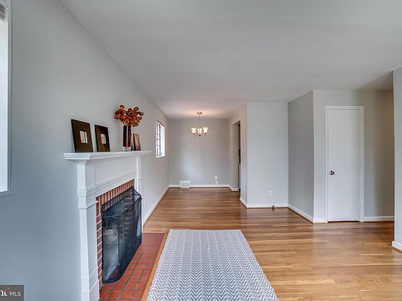 3rd image of 3151 Norfolk Ln