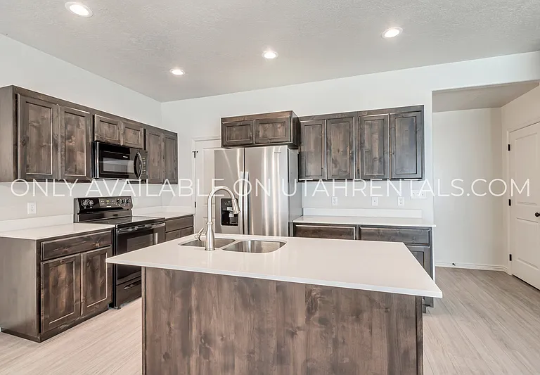 793 N 2560 E — Photo 6