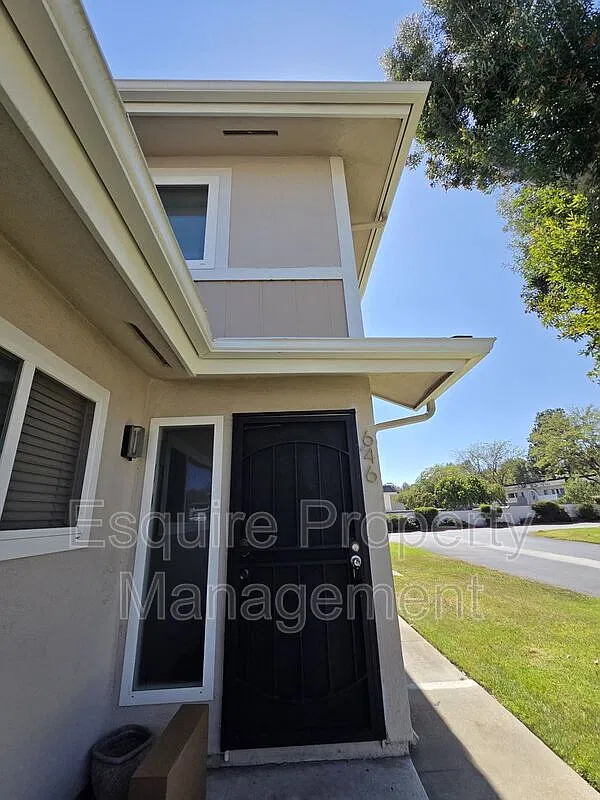 2 bed, 1.0 bath, 882 sqft, $2,300 — Photo 1