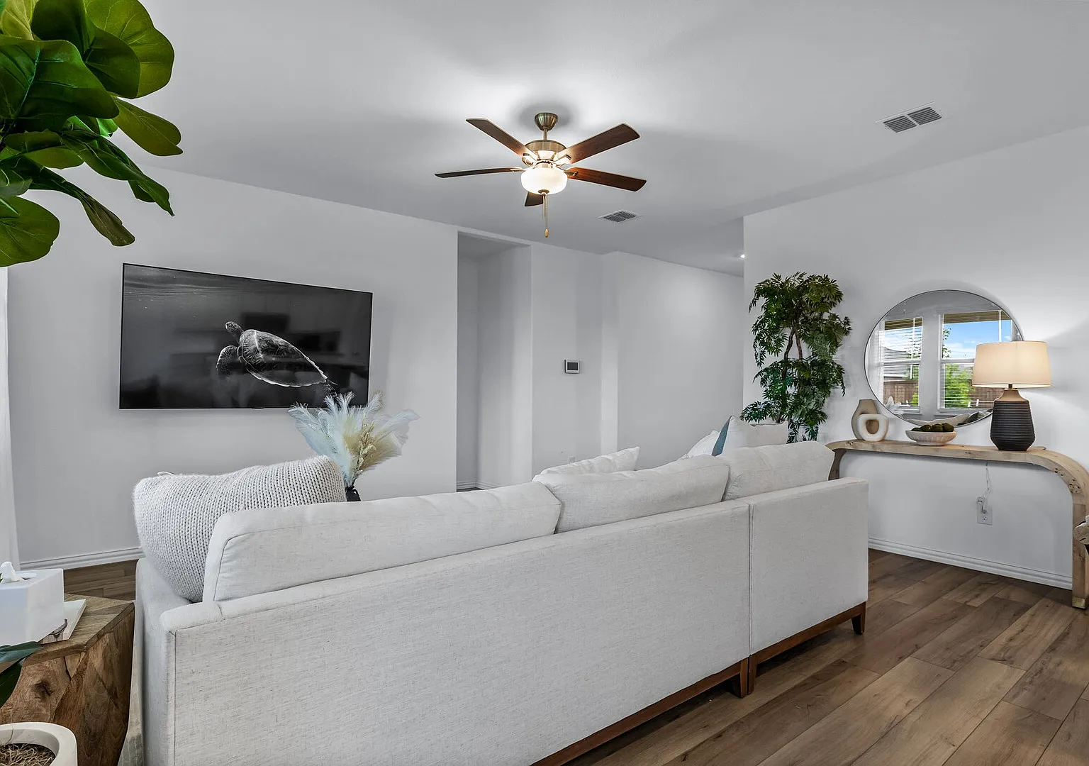 3 Bed 2 Bath & Large Backyard — Photo 4