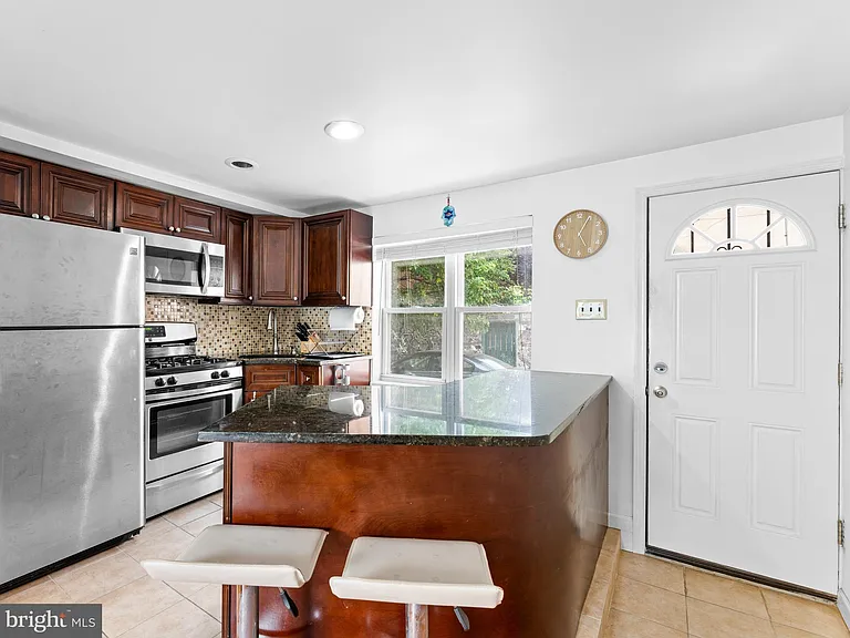 1006 Montrose St — Photo 4