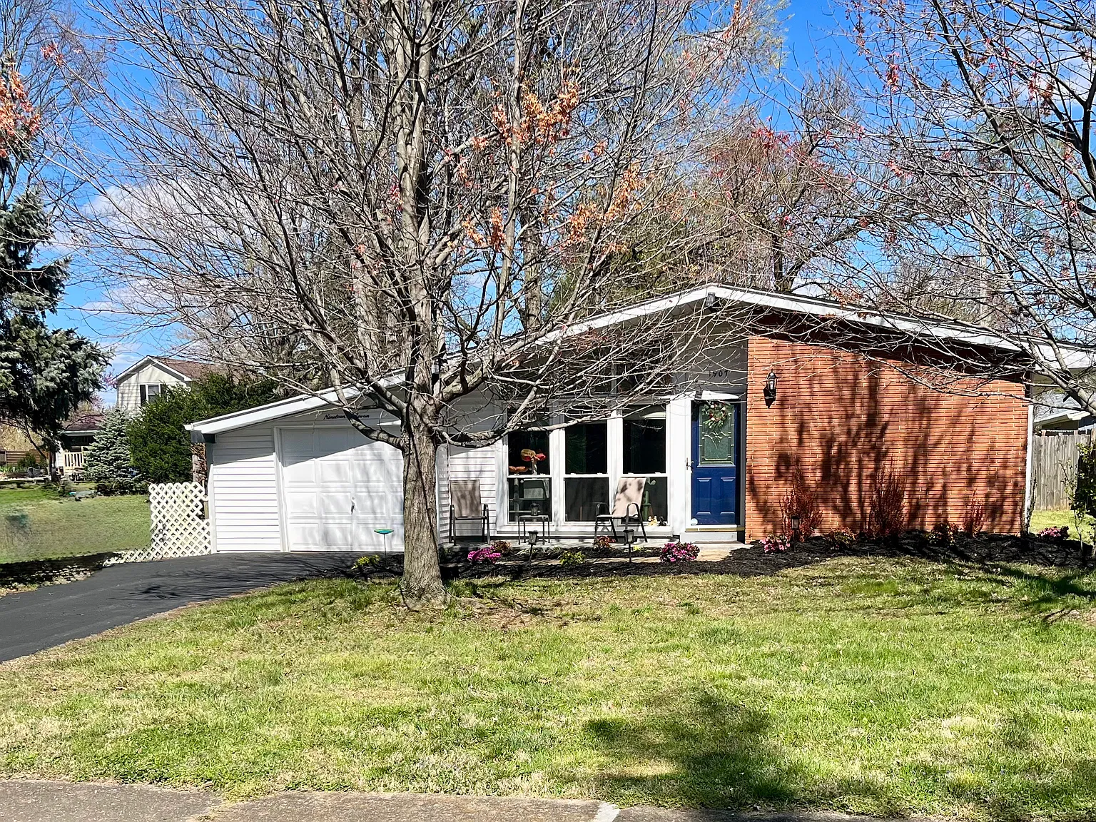 1907 Brentmoor Ln — Photo 1