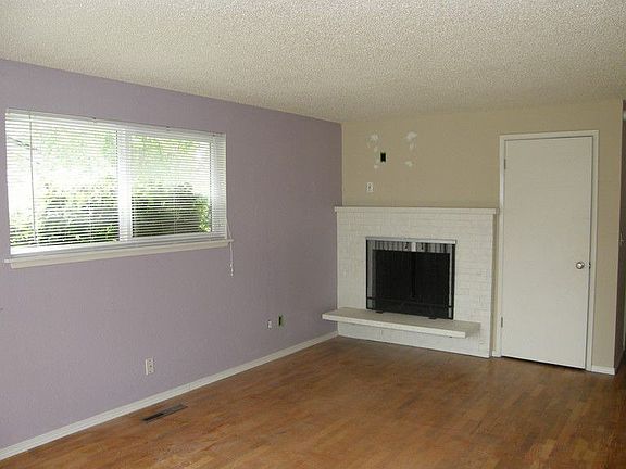 5th image of 921 E 62nd St