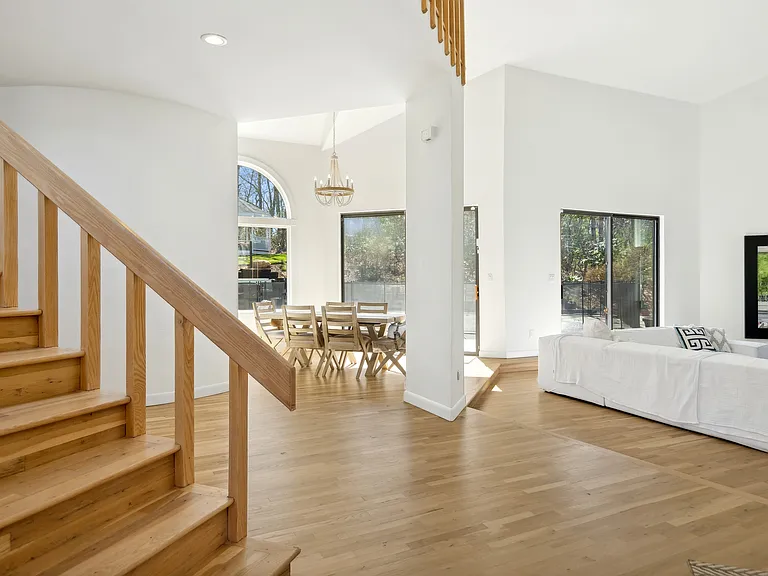 84 Northside Dr — Photo 3