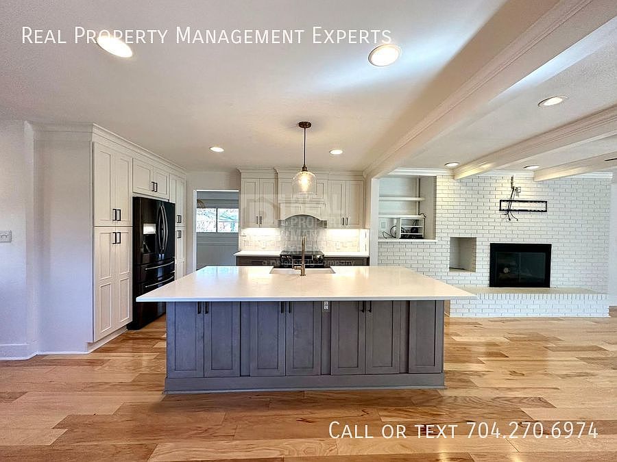 1st image of 147 Brookfield Cir