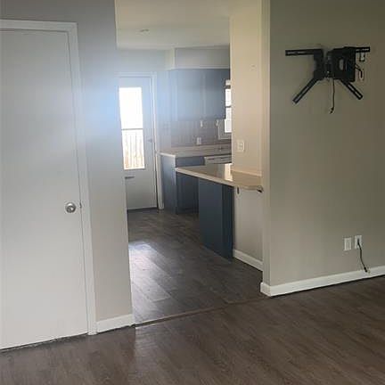 3rd image of 1403 Broadway St