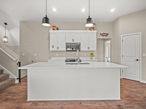 4th image of 261 Cardinal DRIVE