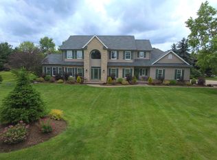 2210 Country Brook Dr, Hinckley, OH 44233