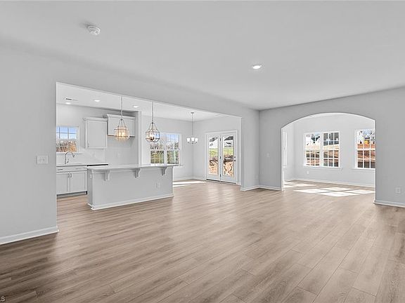 5th image of 265 Yarrow Dr