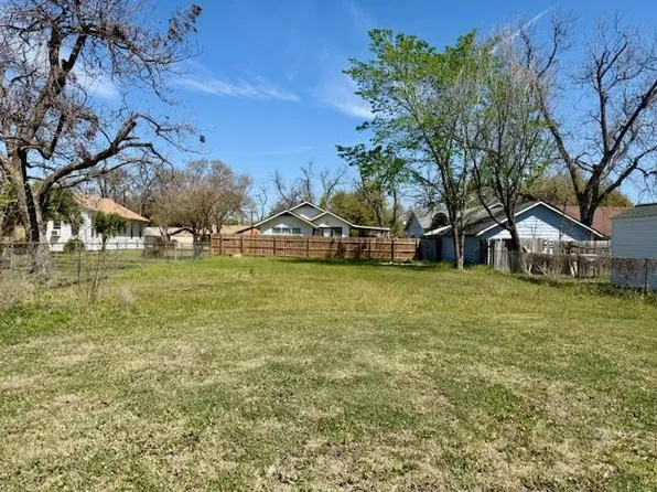 E 9th St, Cameron, TX 76520