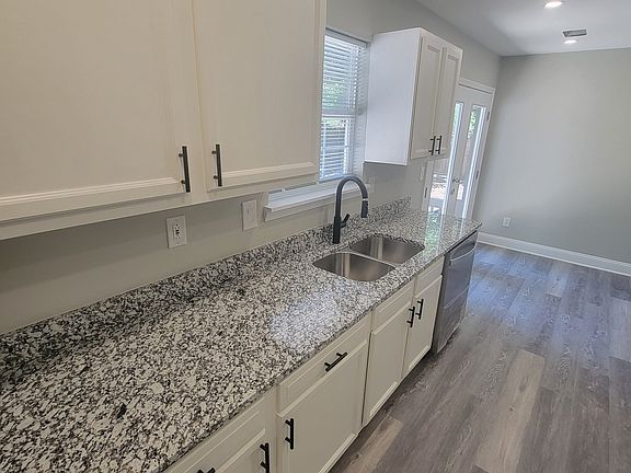 5th image of 253 Deerfield Dr