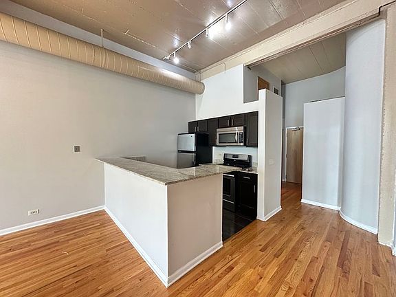 2nd image of 3110 N Sheffield Ave #502