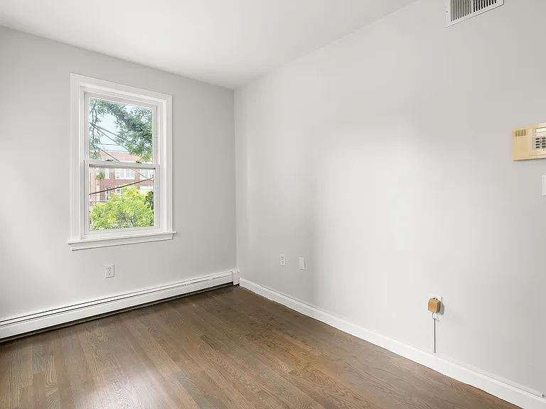 218 W 7th St #2 — Photo 15